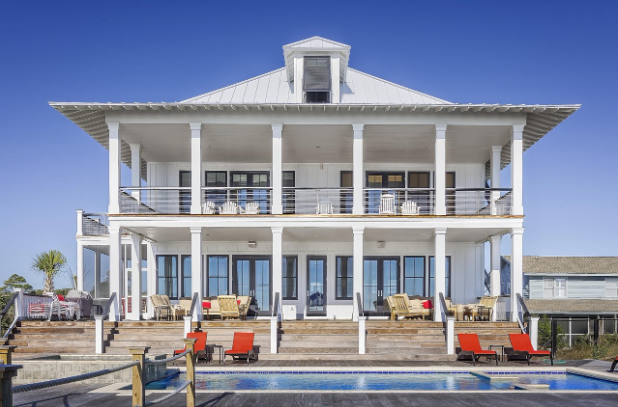 Photographie de façade d'une villa blanche avec piscine